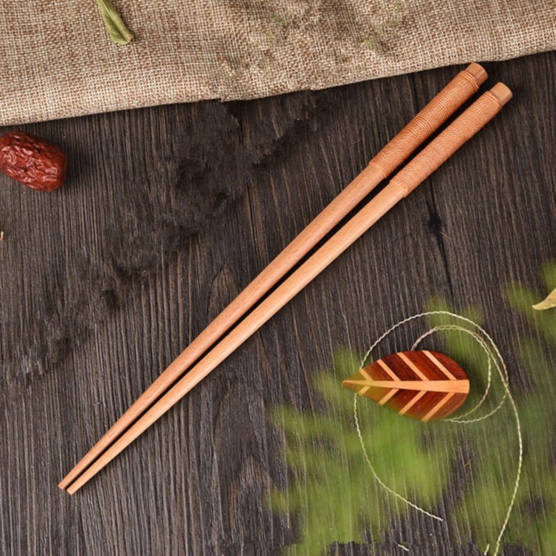 Palillos japoneses en madera de castaño dorados