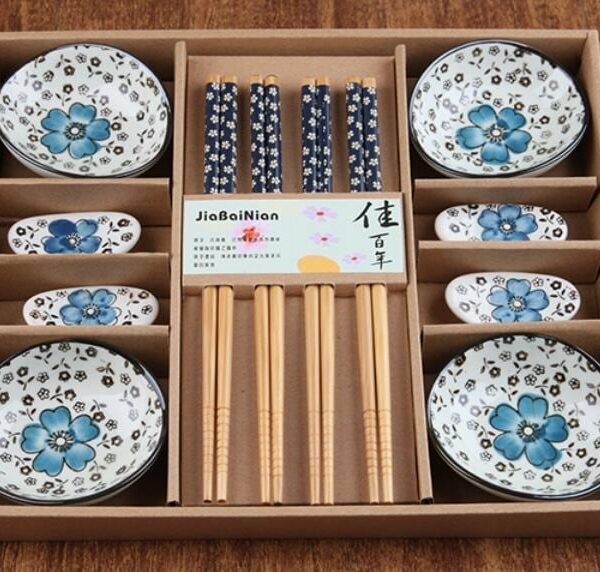 Vajilla japonesa tradicional con flores azules foto 1