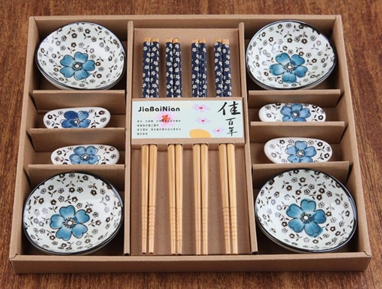 Vajilla japonesa tradicional con flores azules foto 1