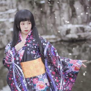 Vestido-tradicional-morado-con-motivos-japoneses