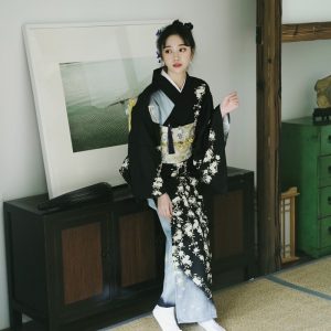 mujer-llevano-un-kimono-vintage-japones
